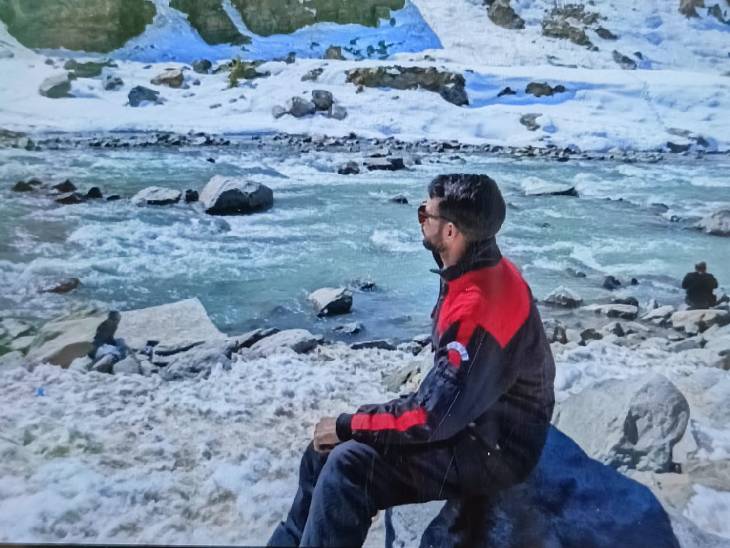 यह तस्वीर आदर्श कुमार उर्फ लकी की है। कहा जा रहा है कि यह फोटो मनाली में खींची गई थी।