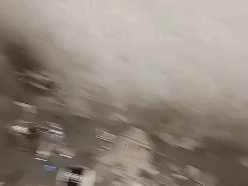 नरिंदर सिनेमा के पास बने एक कमरे में रखे बिस्तर और अंदर बिखरा आपत्तिजनक सामान।