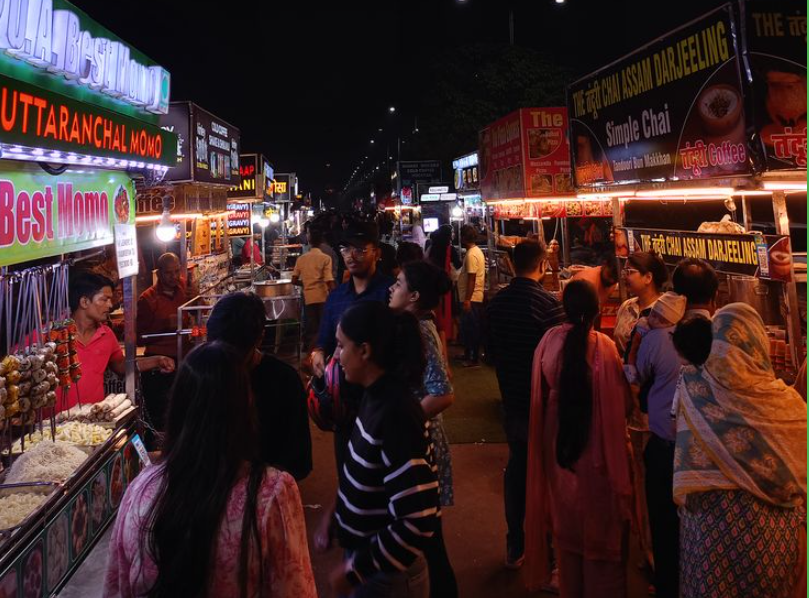 चटोरी गली में मंगलवार रात 140 दुकानों से 100 दुकानें खुलीं। दुकानदारों का कहना है कि सिलेंडर की आपूर्ति सही नहीं हुई तो ये दुकानें भी बंद हो जाएंगी।