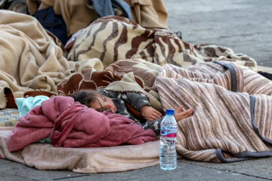 दक्षिणी लेबनान में इजराइल के हवाई हमलों के बाद कई परिवारों को अपना घर छोड़ना पड़ा है। विस्थापित होने के बाद सड़क के किनारे सोती बच्ची।