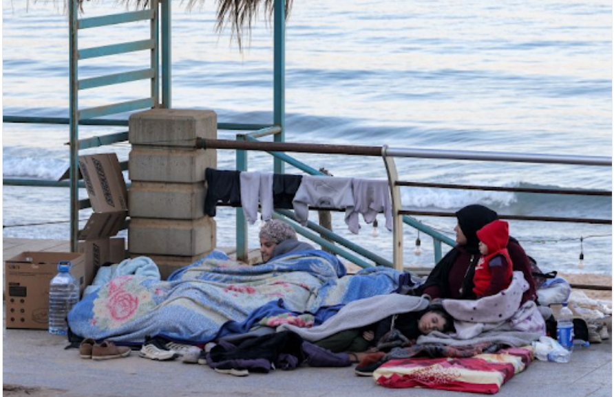 लेबनान में ज्यादातर लोग समुद्र के किनारे जिंदगी बिता रहे हैं।