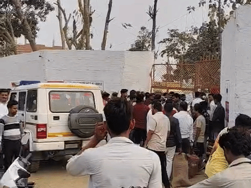 गोरखपुर में गैस एजेंसी के बाहर सुबह से ही लंबी लाइनें लगी रहीं। भीड़ ज्यादा बढ़ने पर पुलिस पहुंची।