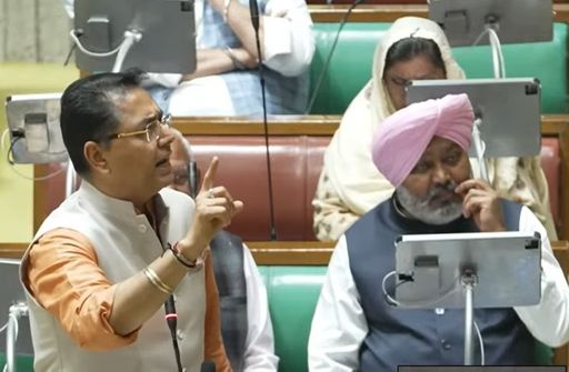 अमन अरोड़ा की प्रताप बाजवा से बहस हुई तो वित्तमंत्री हरपाल चीमा मूंछों को ताव देते दिखे, इसके बाद उन्होंने बाजवा को काउंटर किया।