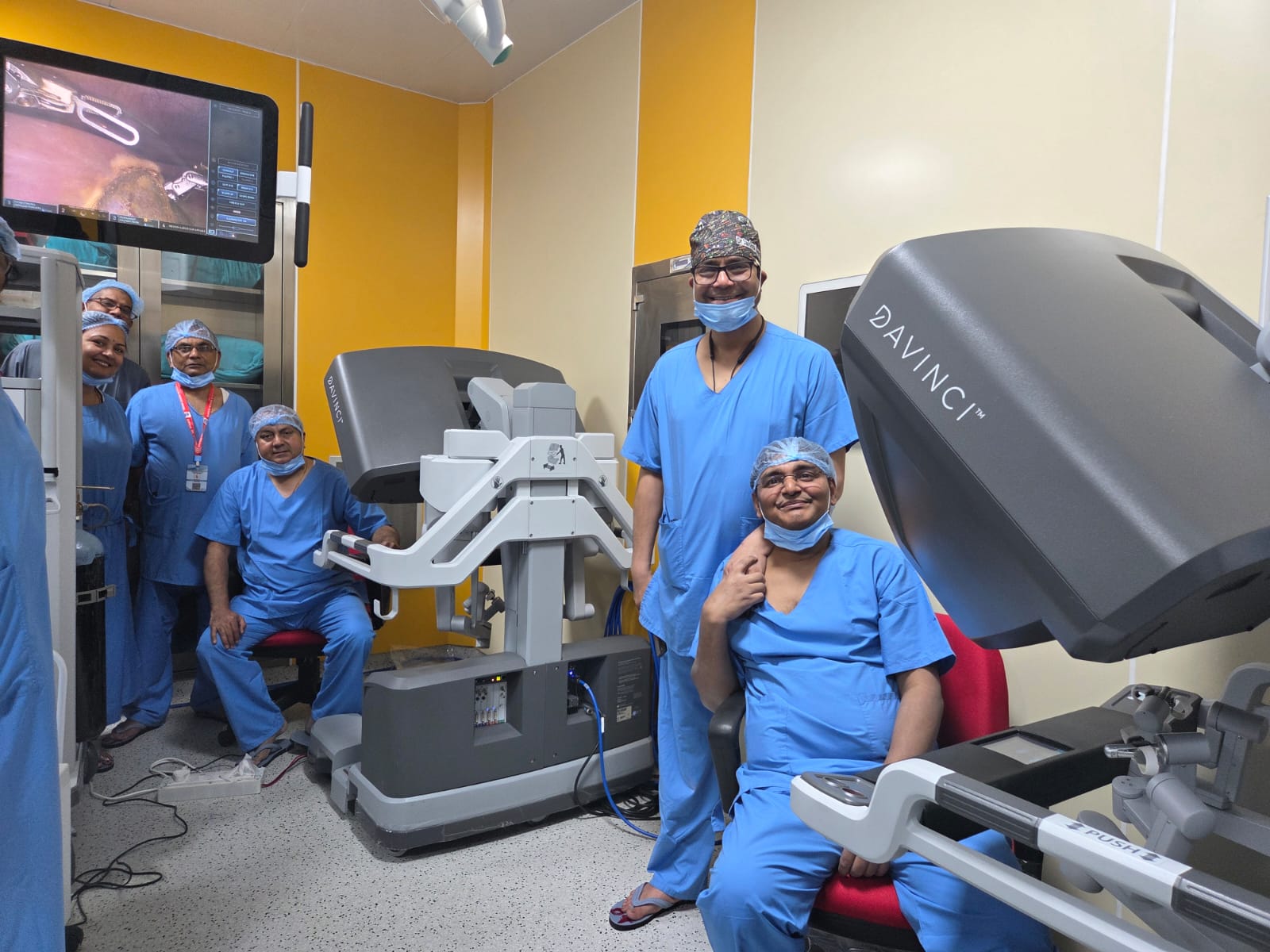 रोबोटिक ऑपरेशन में इस्तेमाल होने वाली मशीनों को ऑपरेट करने वाले चिकित्सक।