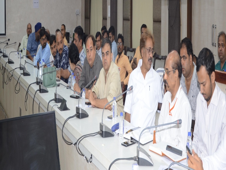 रायपुर कलेक्टर डॉ. गौरव सिंह ने ऑयल कंपनियों के प्रतिनिधियों और एलपीजी डीलर्स की बैठक ली।