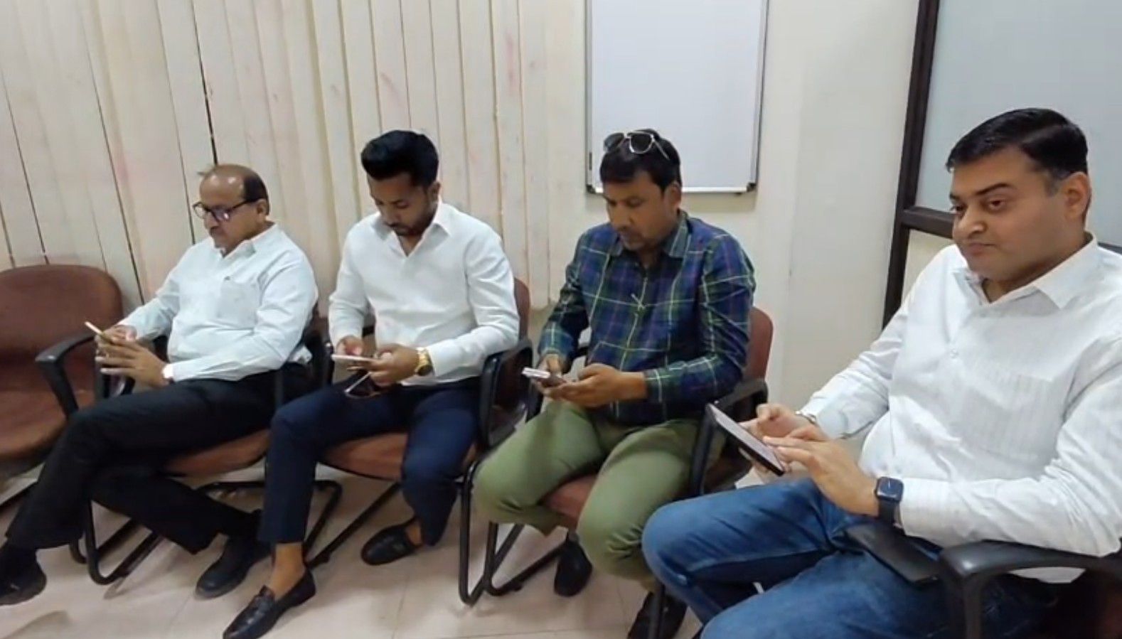 MP में 2 दिन से कमर्शियल सिलेंडर की सप्लाई ठप: पारंपरिक ईंधन के इस्तेमाल पर जुर्माना, लेकिन इंदौर में अफसर बोले- लकड़ी, कंडे, भट्ठी जलाएं - Bhopal News whatsapp image 2026 03 11 at 101958 am 1773208946