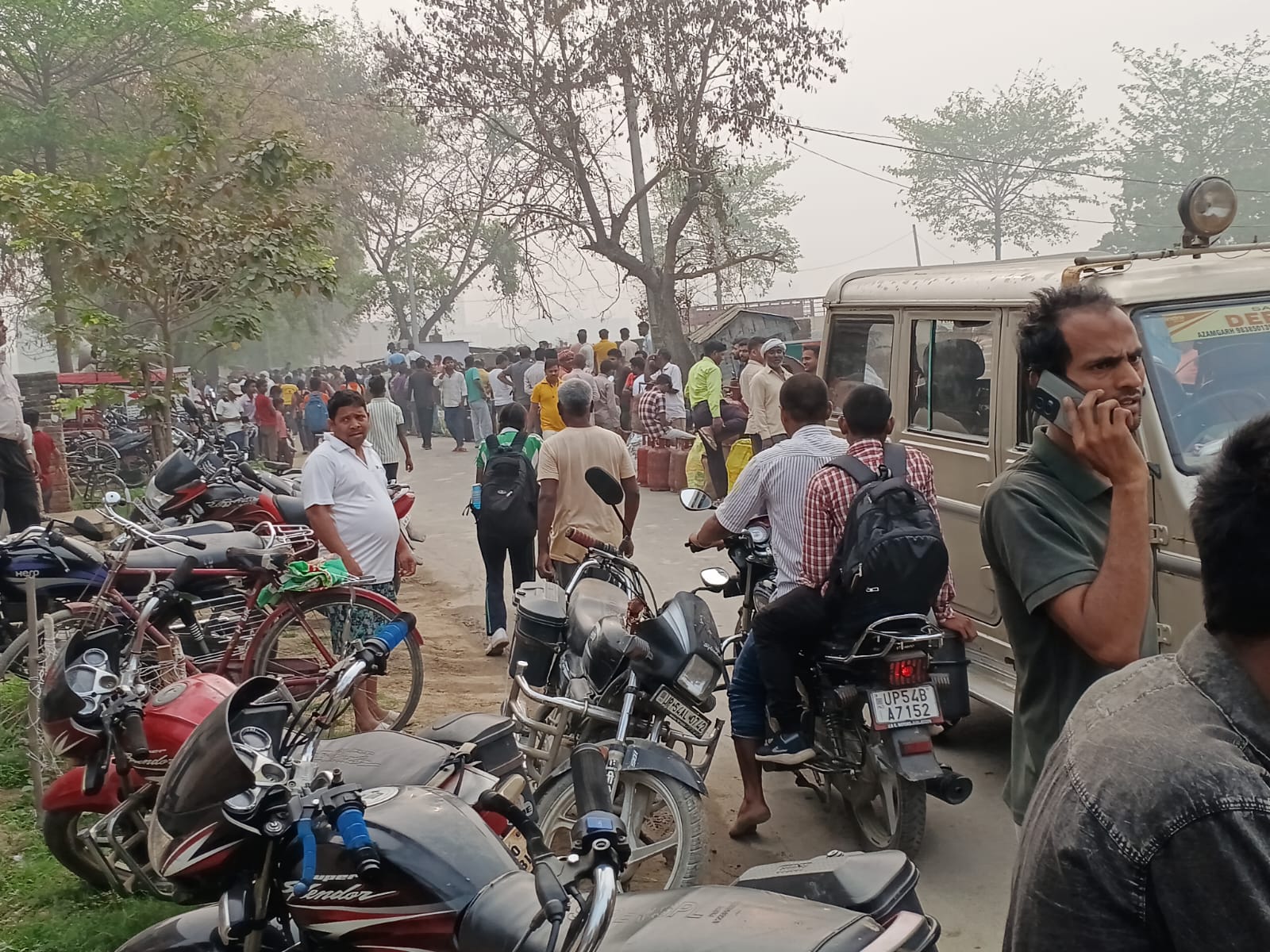 यूपी में गैस की किल्लत, पुलिस सुरक्षा में बंट रहे सिलेंडर; एजेंसियों के बाहर लगीं लंबी लाइनें