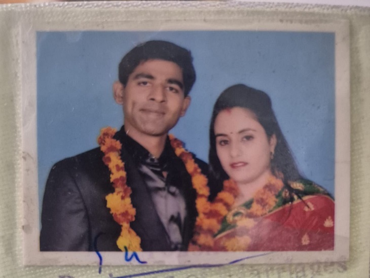 विंग कमांडर विपुल यादव और उनकी पत्नी की फोटो।