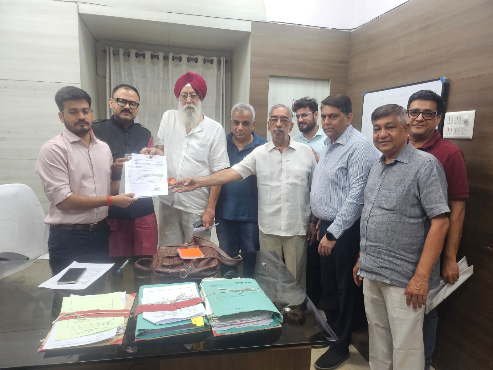 MP में 2 दिन से कमर्शियल सिलेंडर की सप्लाई ठप: पारंपरिक ईंधन के इस्तेमाल पर जुर्माना, लेकिन इंदौर में अफसर बोले- लकड़ी, कंडे, भट्ठी जलाएं - Bhopal News whatsapp image 2026 03 11 at 134338 1773216979