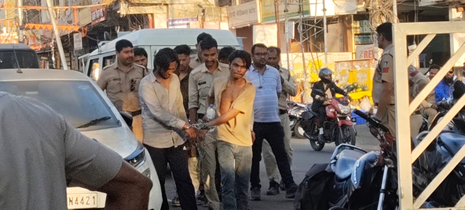 आरोपियों को पकड़कर लाती पुलिस।