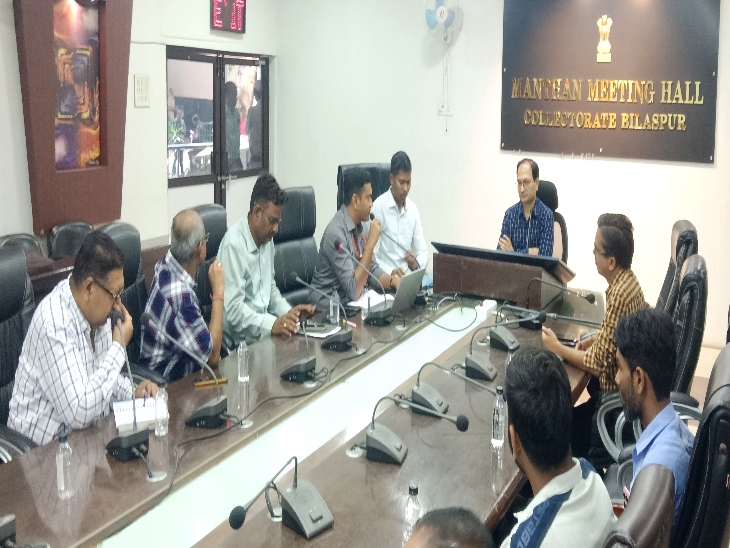 बिलासपुर कलेक्टर संजय अग्रवाल ने खाद्य विभाग और गैस वितरकों की बैठक लेकर हालात की समीक्षा की।