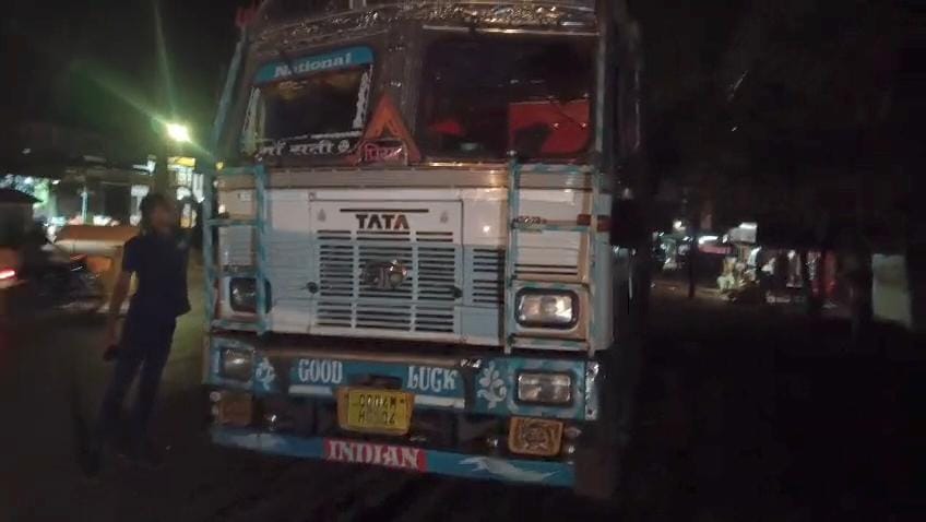 इसी ट्रक से धमधा में हुआ सड़क हादसा।