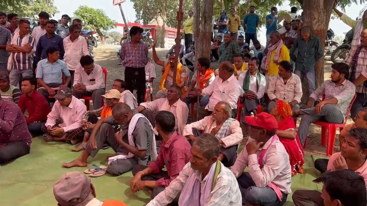 धरना प्रदर्शन पर बैठे ग्रामीण।