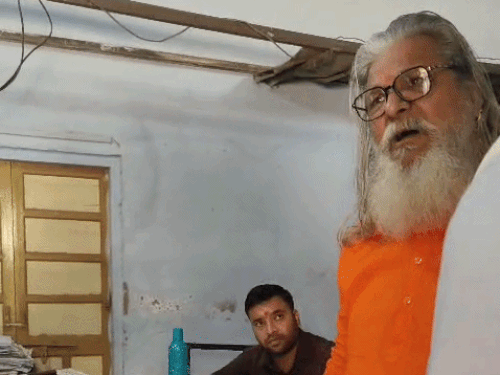 पूर्व पार्षद ने एईएन पर सवाल का जवाब नहीं देने का आरोप लगाया।