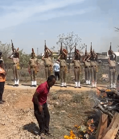 आईटीबीपी के जवानों ने शहीद इंस्पेक्टर को दिया गार्ड ऑफ ऑनर।