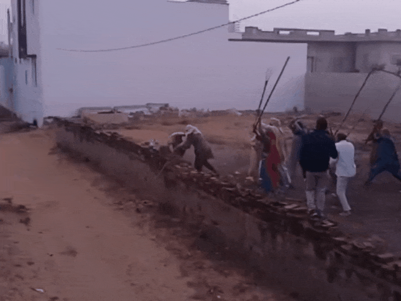 आरोपी पक्ष लाठी, जेली और लोहे की रॉड से हमला करते नजर आ रहे हैं।