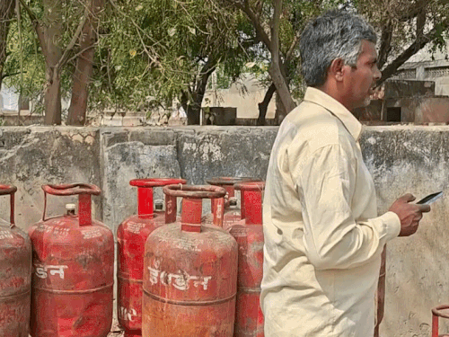 ग्रामीण इलाकों में होम डिलीवरी बंद कर दी गई है।