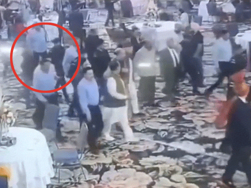 हमलावर कमल पीछे चलते हुए फारूक अब्दुल्ला के करीब आता है।