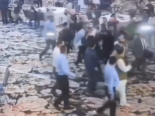 फायर करते ही सुरक्षाकर्मी कमल को पकड़कर जमीन पर गिरा देते हैं।