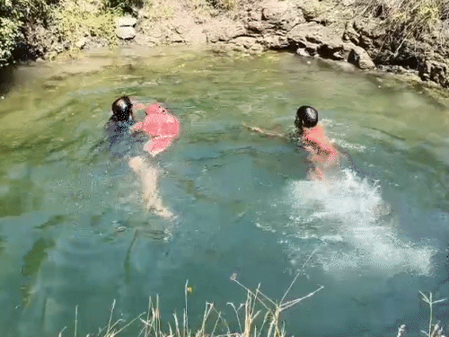 शवों को स्थानीय लोगों ने बाहर निकाला।