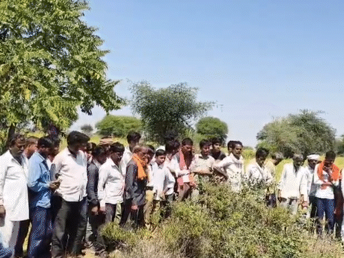 कुएं के पास स्थानीय लोगों की भीड़ जुट गई।