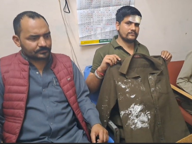 मंडी बस अड्डे में नशेड़ी युवकों द्वारा फाड़ी गई वर्दी दिखाते हुए ड्राइवर-कंडक्टर।