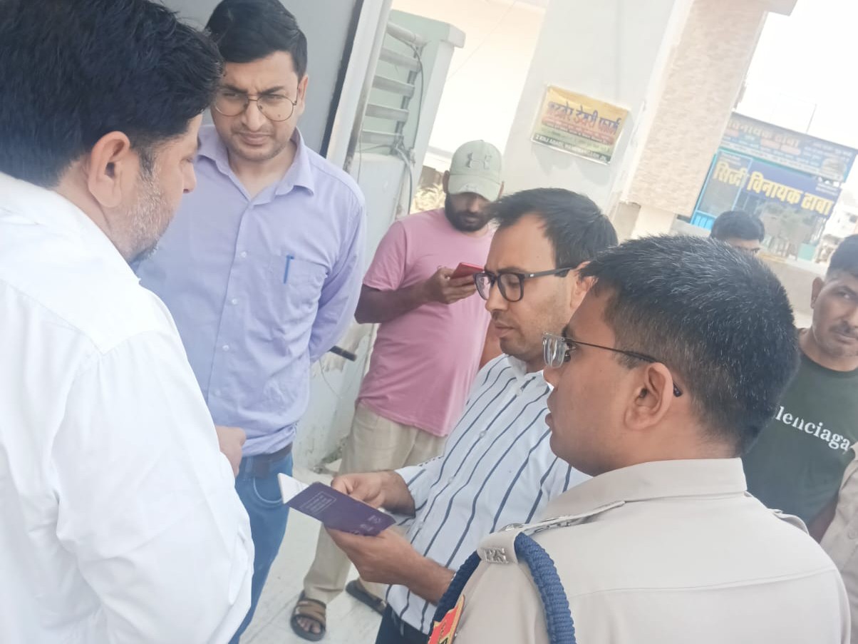 कलेक्टर डॉ. खुशाल यादव और पुलिस अधीक्षक हरिशंकर ने हनुमानगढ़ जंक्शन–सूरतगढ़ रोड स्थित गैस गोदामों का निरीक्षण किया।