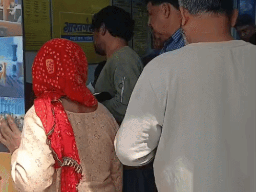 देहरादून के रेस कोर्स में लोग गैस एजेंसी में पैनिक बुकिंग करा रहे हैं।