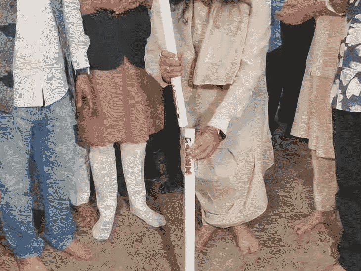 कथावाचक देवकी नंदन ठाकुर ने लीग का शुभारंभ किया।