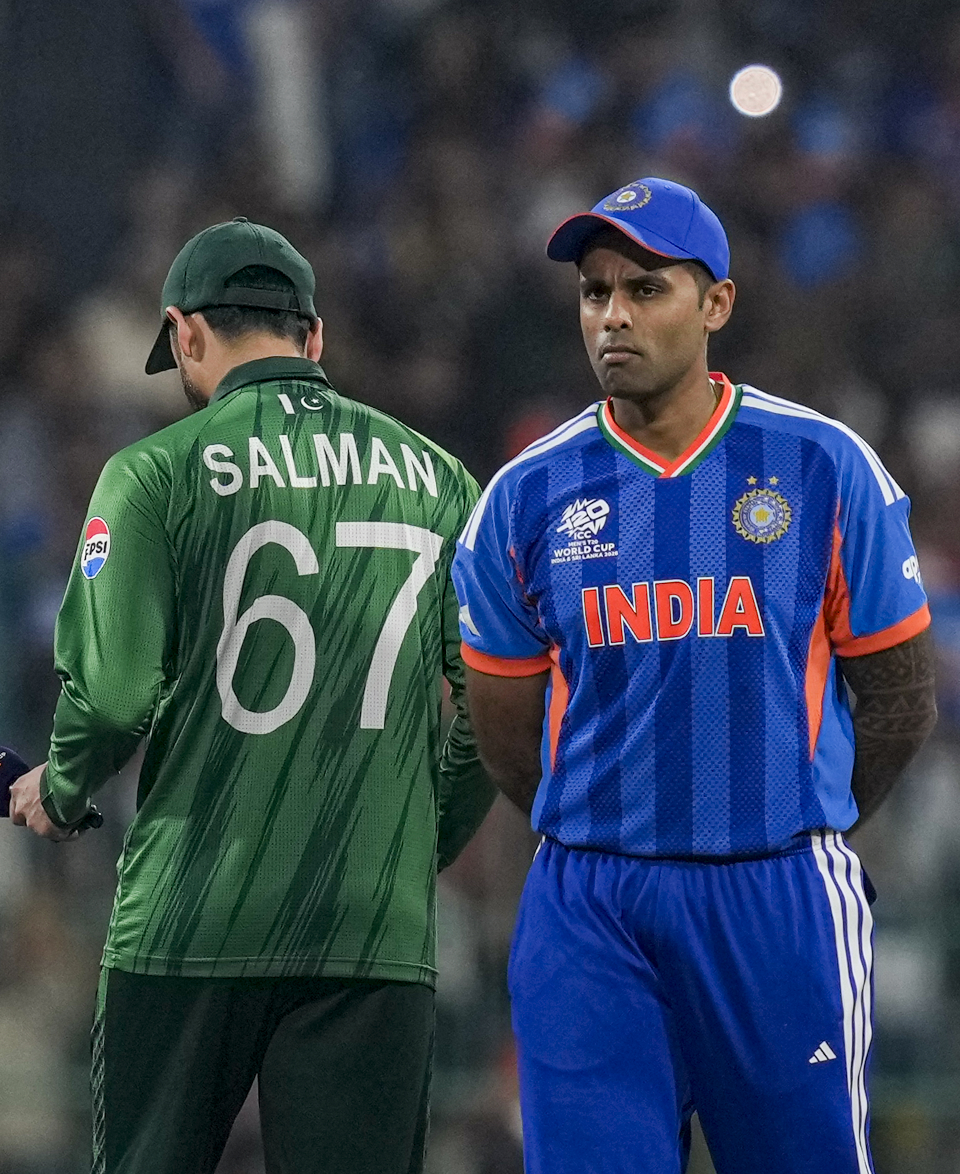 इस मैच के टॉस के दौरान भारत और पाकिस्तान के कप्तान और प्लेयर्स ने हाथ नहीं मिलाया था।