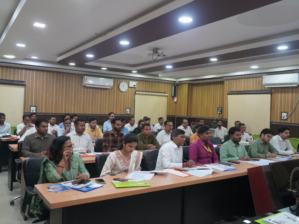 प्रशिक्षण कार्यक्रम में मौजूद पदाधिकारी।