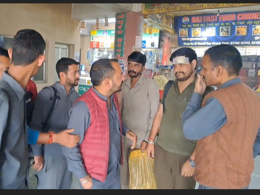 मंडी बस अड्डे में हमले के बाद इकट्ठे ड्राइवर-कंडक्टर।