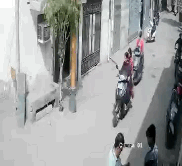 स्कूल से बची को लेने जा रही माँ से लूट:  1 किलोमीटर पीछा कर झपटी सोने की चेन,CCTV में कैद हुआ लाल टीशर्ट वाला लुटेरा – Ludhiana News