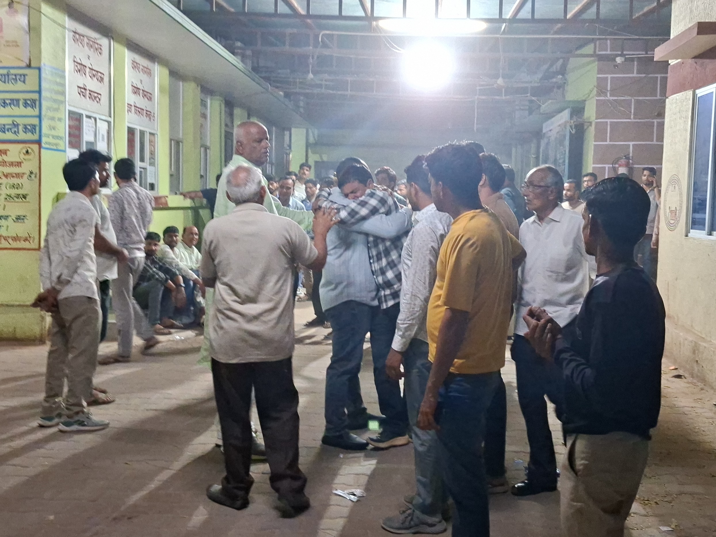 हादसे की जानकारी मिलते ही परिजन हॉस्पिटल पहुंचे। शादी का घर मातम में बदल गया।