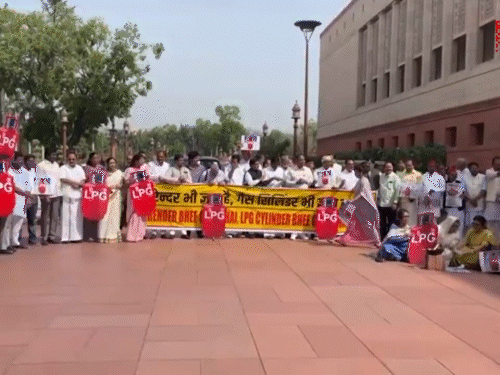 राहुल गांधी समेत विपक्ष के सांसदों ने देश में एलपीजी संकट पर संसद परिसर में प्रदर्शन किया। 50 से ज्यादा सांसद मौजूद थे।