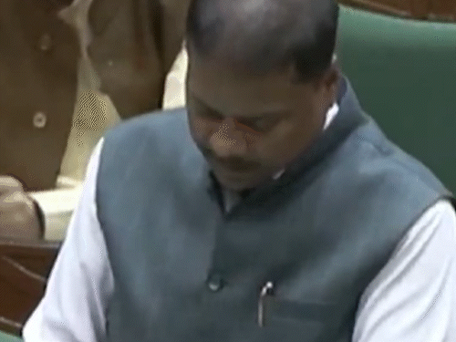 वन मंत्री केदार कश्यप विपक्ष के सवालों का जवाब देते हुए।