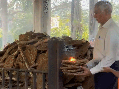 8 साल के बेटे आराध्य ने अपने पिता को मुखाग्नि दी थी।