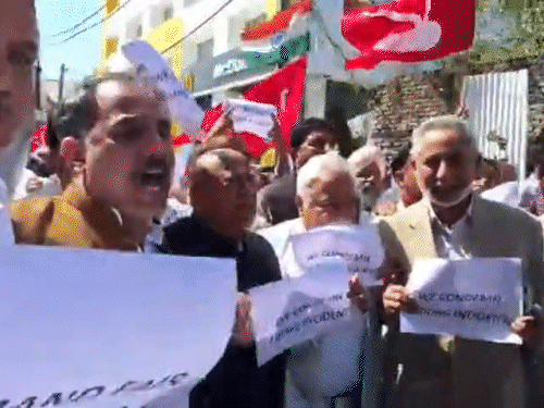 जम्मू में नेशनल कॉन्फ्रेंस के नेताओं ने प्रदर्शन किया।