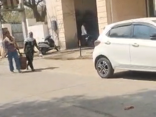 फतेहाबाद की सुखमणि गैस एजेंसी से सिलेंडर लेकर जातीं दो महिलाएं।