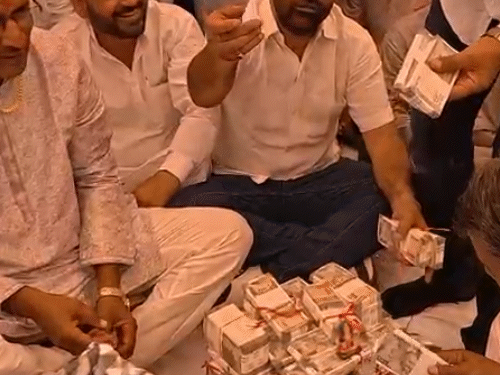 सीकर के कुंडलपुर में मायरे में कुल 51 लाख रुपए कैश दिए गए।