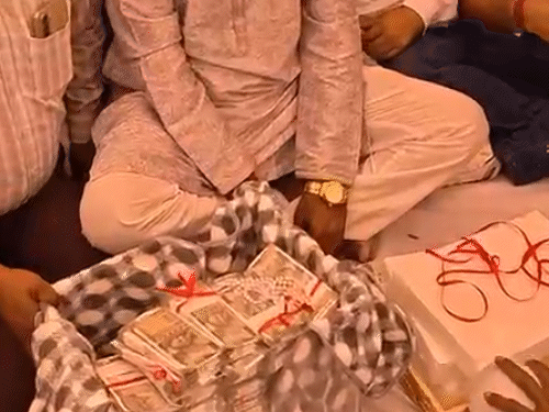 नोटों की गडि्डयों को कार्टन में रखा गया था। दुबई में रहने वाले मामा ने कहा- बहन ने हम तीनों भाइयों को खूब स्नेह दिया है।