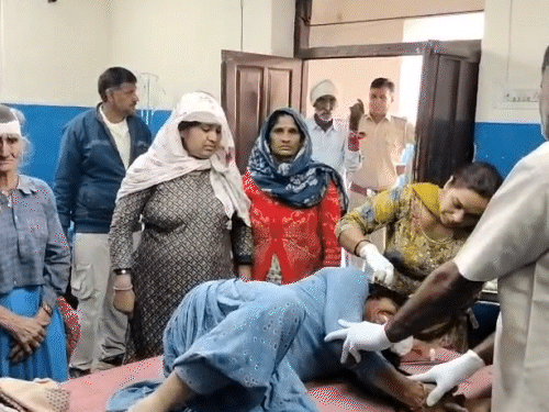 घायलों को इलाज के लिए बुहाना अस्पताल लेकर जाया गया।