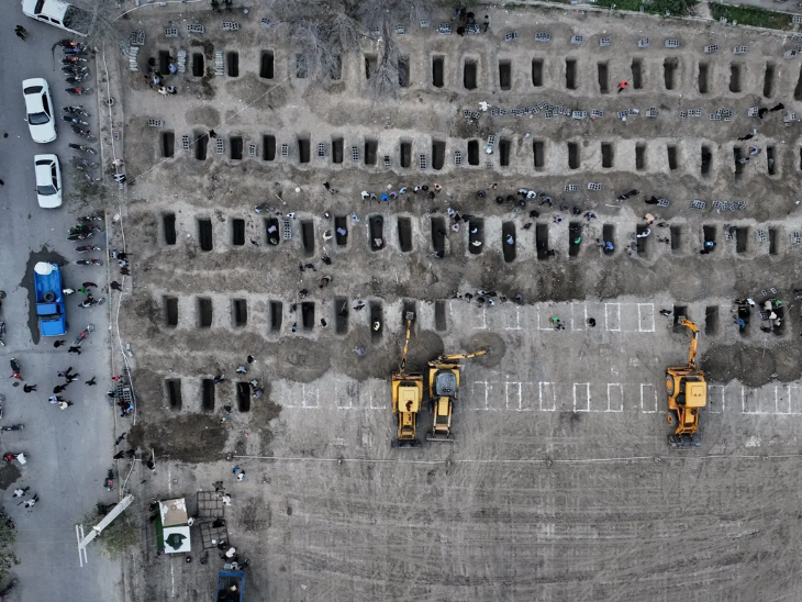 1 मार्च को हवाई हमले में मारे गए बच्चों और शिक्षकों के अंतिम संस्कार से पहले, मीनाब के एक कब्रिस्तान में लगभग 100 कब्रें खोदी गईं थी।