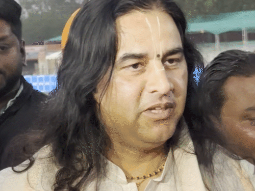 सवालों के जवाब देते हुए देवकीनंदन ठाकुर।