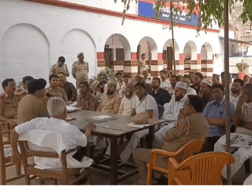 कोतवाली संभल में पीस कमेटी की बैठक में सीओ कुलदीप कुमार ने माहौल न बिगाड़ने की चेतावनी दी।