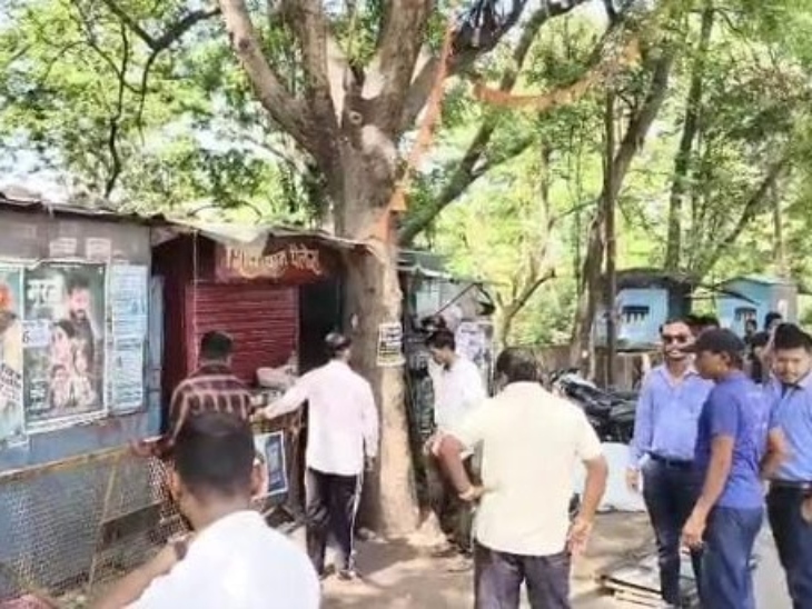 कॉलेज के सामने से हटाए गए सारे ठेले-गुमटी