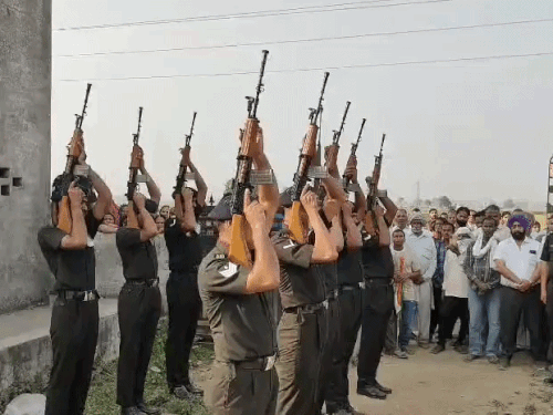 आर्यन को गार्ड ऑफ ऑनर देते आर्मी के जवान।