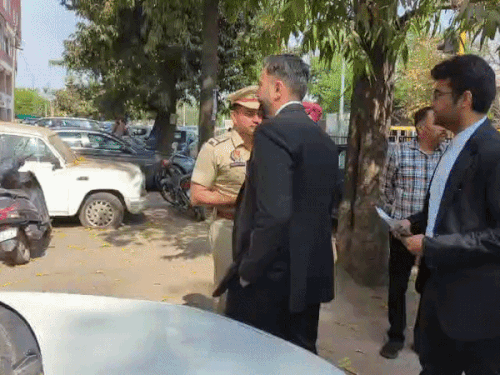 महिला आयोग के पास पेश होने पहुंचे सुखपाल सिंह खैहरा के बेटे एडवोकेट मेहताब सिंह।