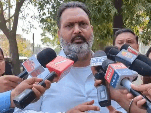 सीएम के खिलाफ शिकायत देने की जानकारी देते हुए कांग्रेस नेता किरनजीत सिंह।