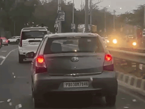 बठिंडा की गोनियाना रोड पर हवा में उड़ते हुए नोट।